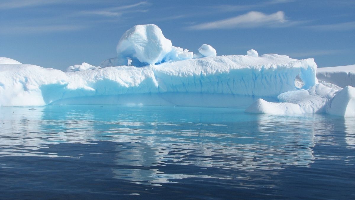 Worlds largest iceberg breaks off Antarctica (2)