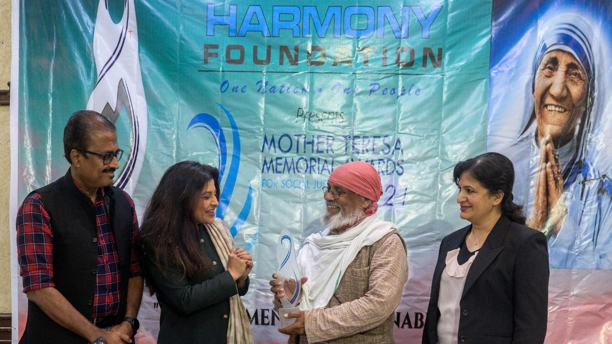 Padma Bhushan Dr. Anil Joshi receiving award by Ms Shazia Ilme